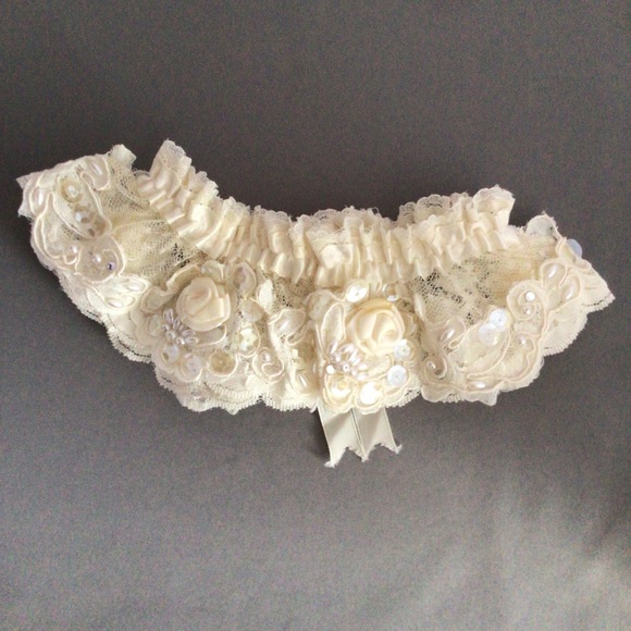 Vintage wedding garter, ivory lace with pearls, sequins, and rhinestones - Picture 4 of 6